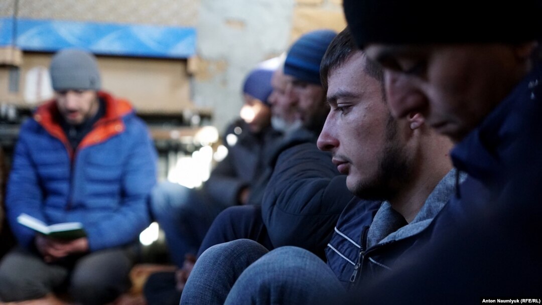 Molitva u džamiji u Simferopolju na Krimu, gdje su ruske vlasti kritizirane zbog nastavka "otmice, mučenja i zatvaranja krimsko-tatarskih muslimana po svojoj volji", fotoarhiv