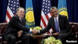 Президент США Барак Обама (справа) и президент Казахстана Нурсултан Назарбаев во время встречи в Нью-Йорке, 29 сентября 2015 года.