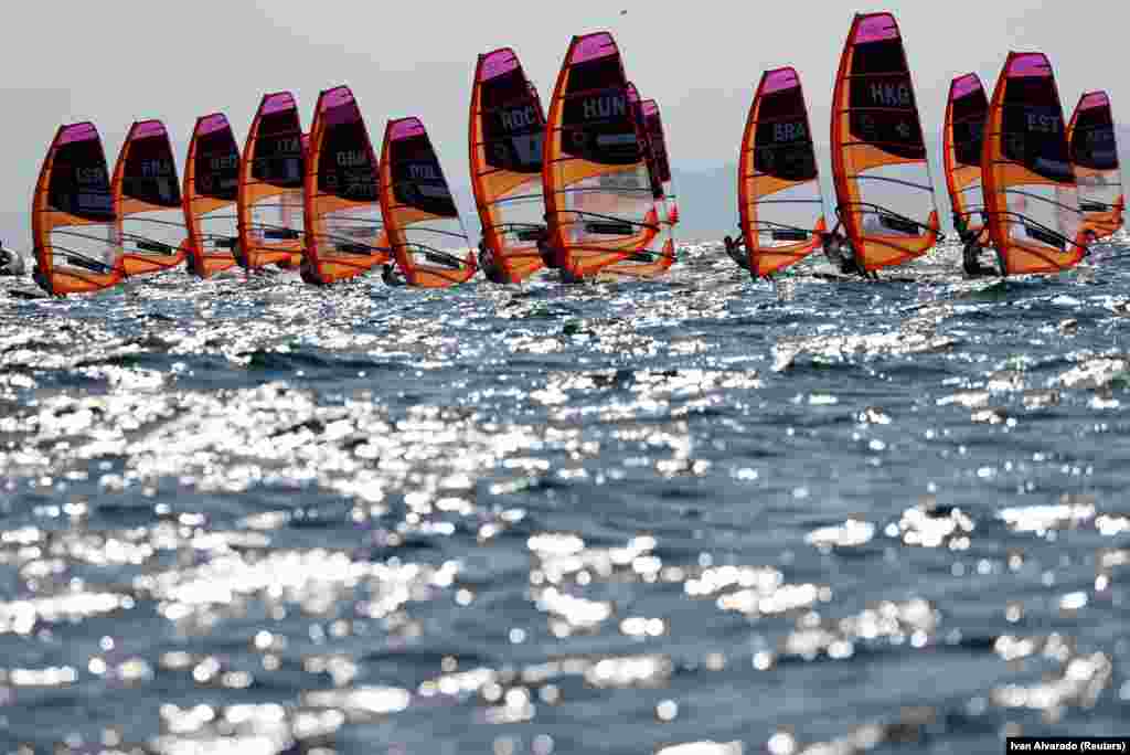 Участницы соревнований по парусному спорту RS:X, в яхтенной гавани Эносима, Токио, Япония, 25 июля 2021 года