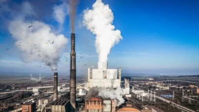 Черен пушек се издига от въглищна централа Излиза не само