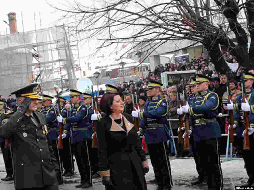 Nderimet e Gard&euml;s s&euml; FSK-s&euml; p&euml;r presidenten Jahjaga...