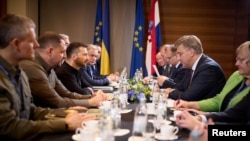 Ukrainian President Volodymyr Zelenskiy (third from left) and Croatian Prime Minister Andrej Plenkovic (second from right) take part in a discussion at the Ukraine-Southeast Europe summit in Dubrovnik on October 9. 