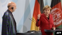 Хамід Карзай (л) і Анґела Меркель (п) на прес-конференції в Берліні, 16 травня 2012 року
