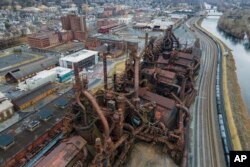 Oțelăria abandonată din Bethlehem, Pennsylvania, unul din simbourile suferințelor industriei grele din SUA și ale angajaților ei, fotografiată în februarie 2023.