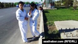 “Daşary ýurda gitmek üçin sponsor tapmak aňsat däl. Şonuň üçin öz puluňa gitmeli".