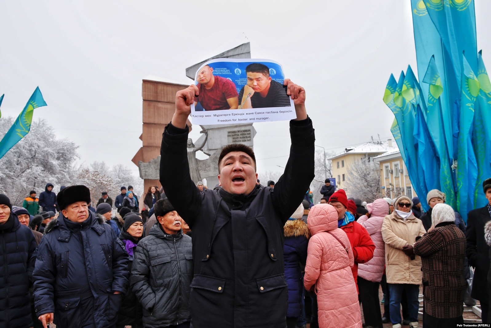 Участник митинга с плакатом в Алматы, 16 декабря 2019 года.