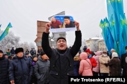 Участник митинга с плакатом в Алматы, 16 декабря 2019 года.
