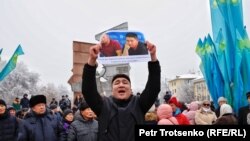 Участник митинга, требующий освободить этнических казахов из Китая Кастера Мусаханулы и Мурагера Алимулы. Алматы, 16 декабря 2019 года.