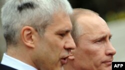 Serbian President Boris Tadic (left) and Russian Prime Minister Vladimir Putin review a guard of honor in Belgrade.