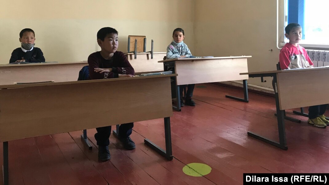 Жалаңаш Эмили Кинни бейне Парктегі порно шулы