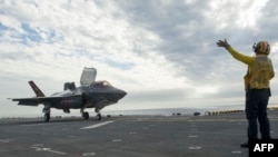  Un avion de vînătoare F-35B Lightning II 