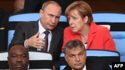 Меркел ва Олланд Европада тинчликни сақлаб қолишнинг сўнгги уриниши сифатида Путиннинг олдига бормоқда.