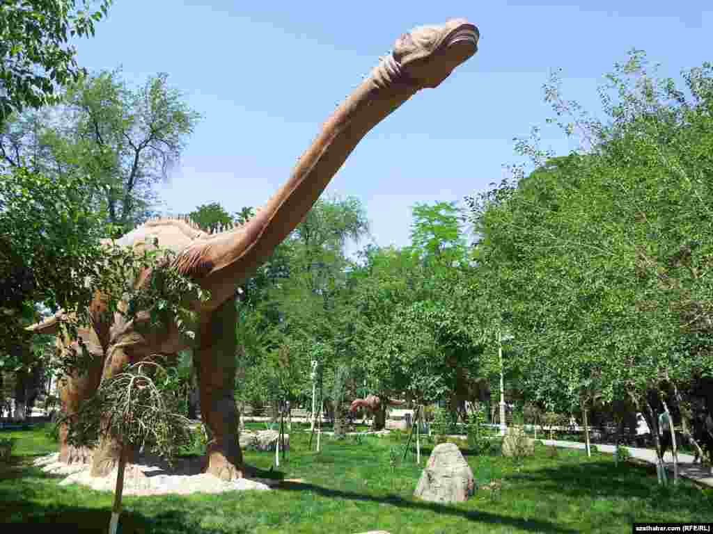 Dinozawrlar emeli janlandyrylyp olar dürli hereketleri edip, dürli sesleri çykarýarlar.