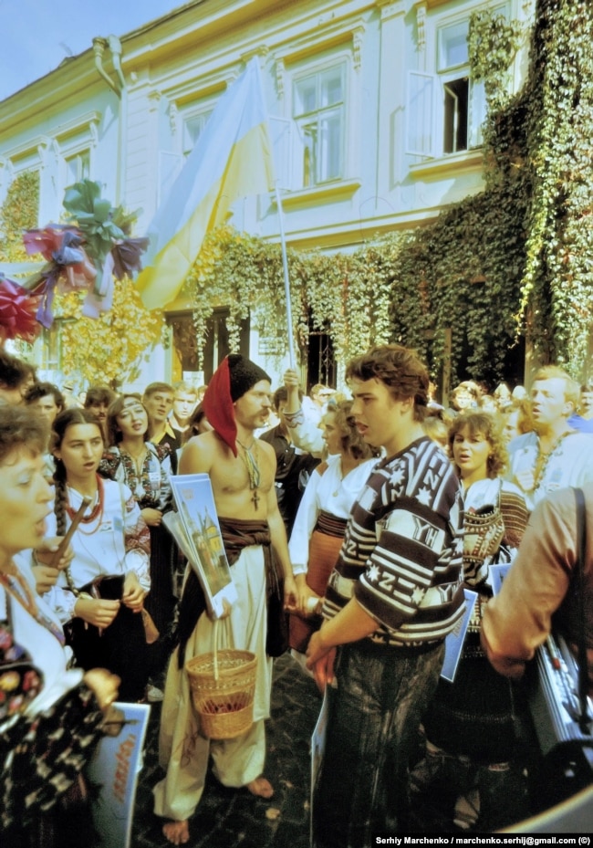 У центрі Чернівців під час фестивалю «Червона рута». У козацькому вбранні – громадський діяч Юрій Волощак