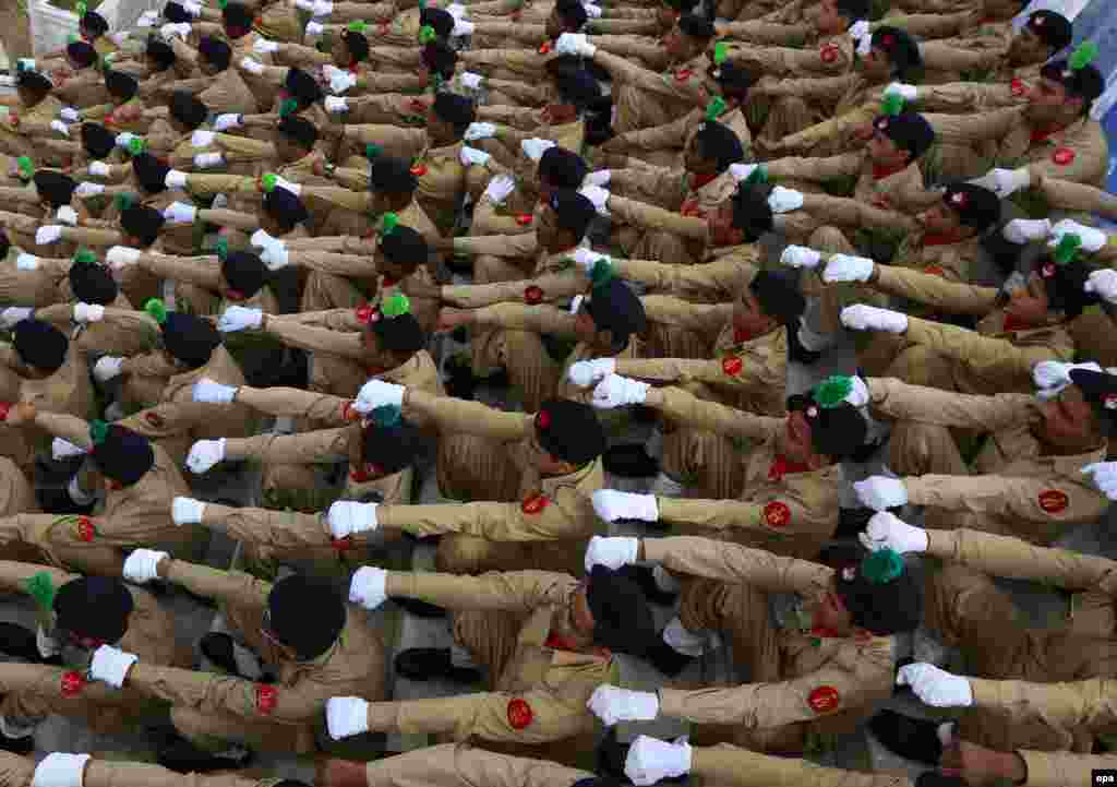 Trupat pakistaneze marshojnë gjatë një ceremonie për shënimin e Ditës së Pavarësisë së Pakistanit. Pakistani festoi përvjetorin e tij të 68 të pavarësisë nga sundimi britanik.