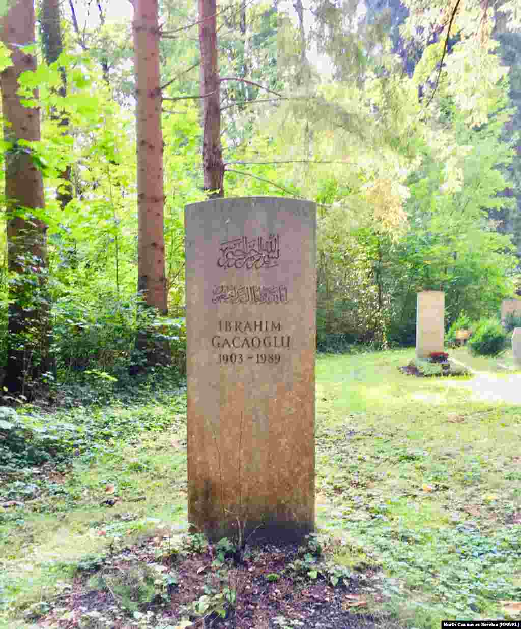 Müsəlmanların Waldfriedhof məzarlığında dəfn edilməsinin təşəbbüskarı İbrahim Hacıoğlu 1948-1956-cı illərdə Münhenin imamı olub. 1961-ci ilin mayından isə o Qərbi Avropa islam cəmiyyətinə rəhbərlik edib.&nbsp;