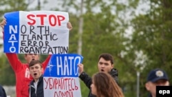 În 2016 la o demonstrație anti-Nato organizată de Partidul Socialist