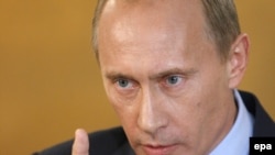 ولاديمير پوتین می گوید روسیه نسبت به موضوع تحريم های احتمالی اتحادیه اروپا بی تفاوت نيست. (عکس:epa)