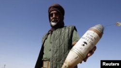 Лівійський повстанець демонструє освітлювальну міну