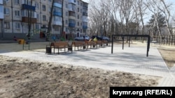 Двор после реконструкции в рамках программы «Формирование современной городской среды», Керчь, 10 марта 2021 года