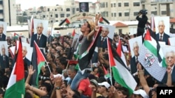 Thousands of cheering Palestinians welcome their president, Mahmud Abbas, outside his Ramallah headquarters on September 25, 2011, as he returned from delivering a historic UN membership bid.