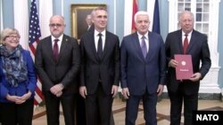 Dushko Markoviq (i dyti djathtas) dhe sekretari i përgjithshëm i NATO-s, Jens Stoltenberg (në mes), gjatë ceremonisë së sotme në Uashington 