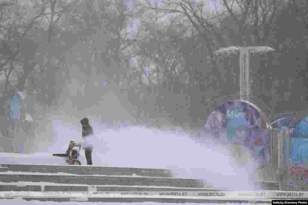 У Беларусі сьнег прыбіраюць больш за 6 420 камунальнікаў. На вуліцах гарадоў і вёсак, паводле ўладаў, працуюць 1764 адзінкі спэцыяльнай камунальнай тэхнікі.