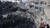 Palestinezët kontrollojnë vendin e një sulmi izraelit në Xhabalia, në Rripin verior të Gazës, më 14 maj 2025.