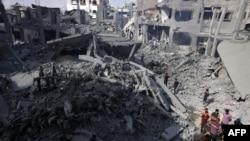Palestinezët kontrollojnë vendin e një sulmi izraelit në Xhabalia, në Rripin verior të Gazës, më 14 maj 2025.