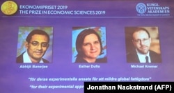 Лауреати премії пам’яті Нобеля з економіки 2019 року, зліва направо: Абіджіит Банерджі, Естер Дюфло та Майкл Кремер