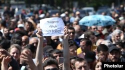Активісти знову заповнили центральні вулиці Єревана