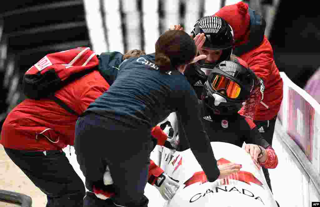 Canada&#39;s two-woman bobsleigh pilot Kaillie Humphries and brakewoman Heather Moyse (AFP/Leon Neal)