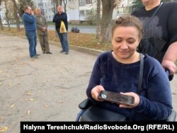 Оксана Терлецька показує телефон, який уцілів під час трагедії