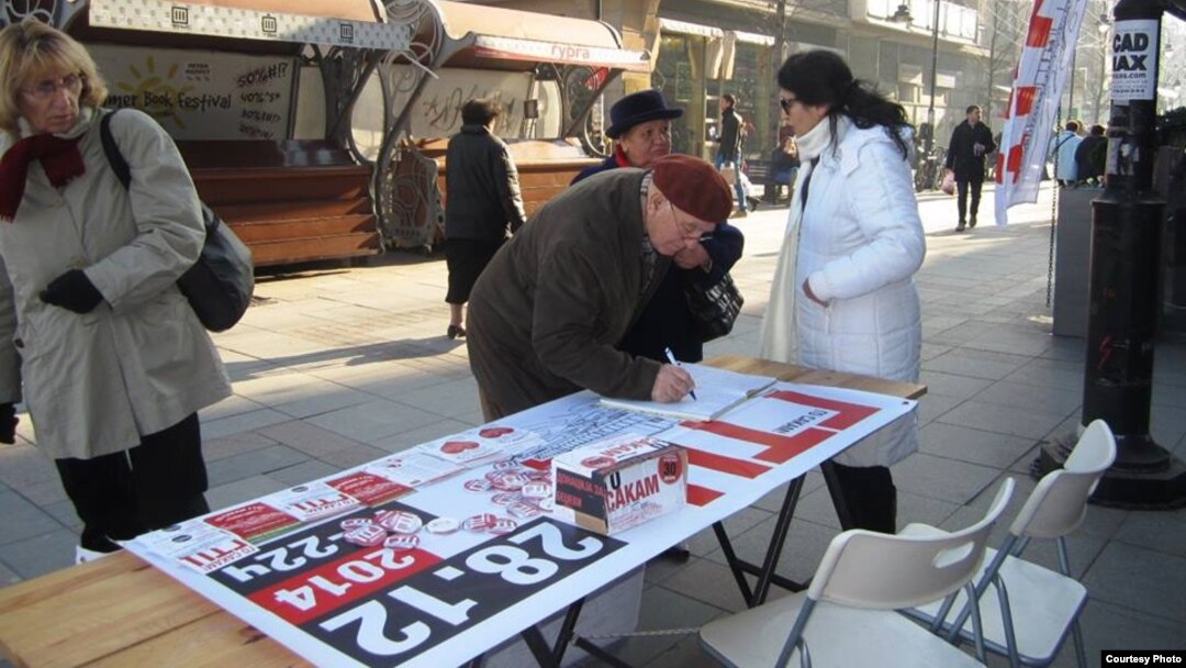 Штанд „Го сакам ГТЦ“ каде граѓаните се потпишаа за да се не се менува фасадата на Градскиот трговски центар. 