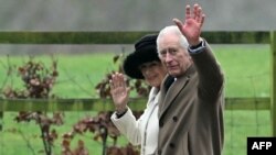 Mbreti Charles me gruan e tij Camilla, rrugës për në kishë.