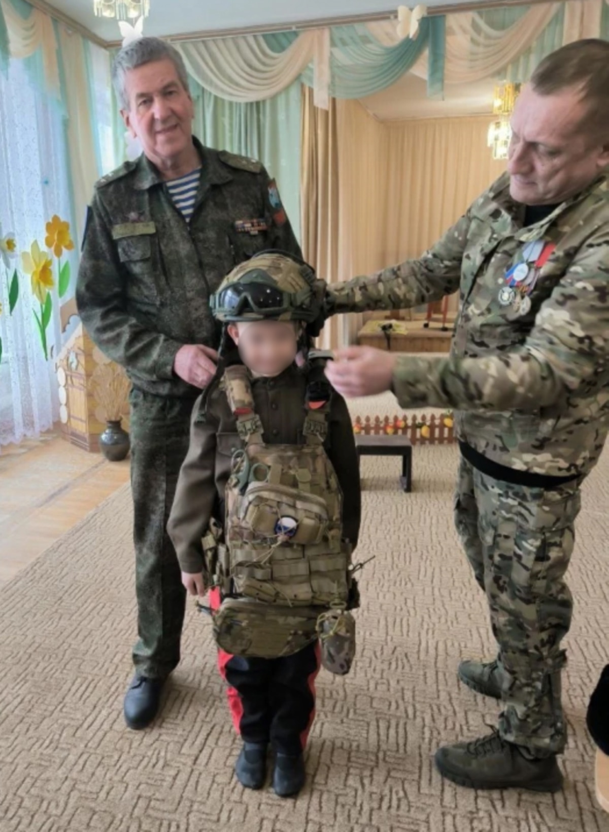 Організація головного перемовника від РФ збирає на рушниці для армії та навчає дітей в Донецьку оперувати дронами – «Схеми»
