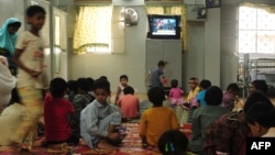 Карачидегі қайырымдылық орталығында теледидар көріп отырған балалар. Шілде, 2013 жыл.
