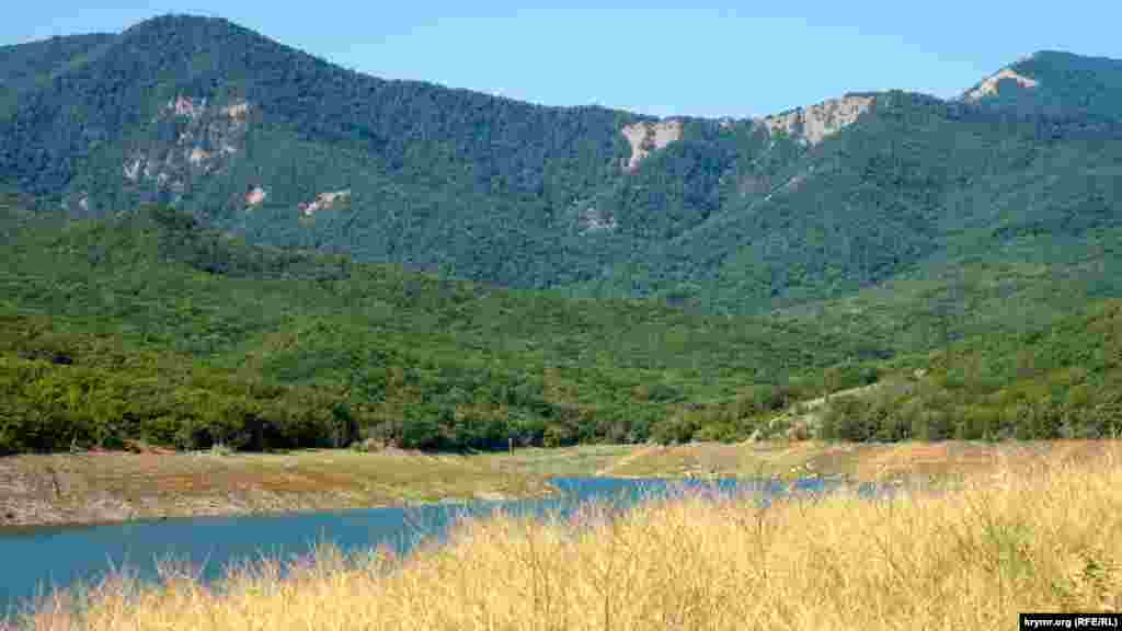 Склоны Бабуган-яйлы, откуда берет начало горная река Узень-Баш &ndash; правая составляющая реки Улу-Узень, в русле которой образовано водохранилище