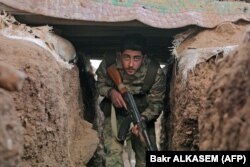 Боец протурецкой Сирийской национальной армии в окопах на позициях к северо-востоку от Идлиба. Ноябрь 2020 года