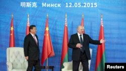 Аляксандар Лукашэнка (справа) і лідэр КНР Сі Цзіньпін на сустрэчы ў Менску, 12 траўня 2015 году