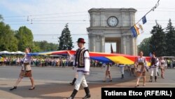 Cu mult fast și puțină lume - Ziua Independenței la Chișinău
