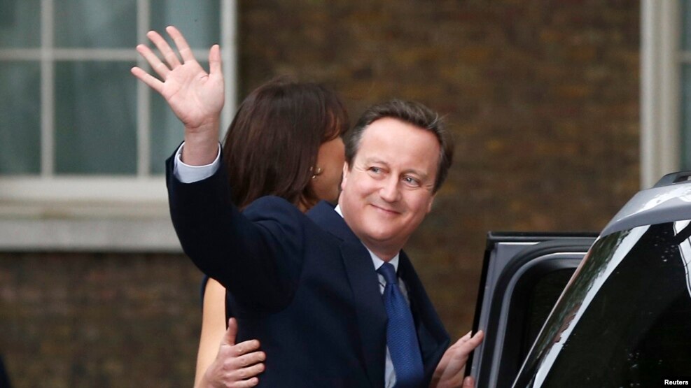 David Cameron dhe bashkëshortja e tij Samantha duke u larguar nga rezidenca e tyre në Downing Street numër 10 në Londër