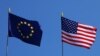 Flamuri i BE-së dhe i SHBA-së. Fotografi ilusteruese. 