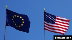 Флаги ЕС и Соединенных Штатов.