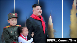 Солтүстік Корея басшысы Ким Чен Ын балалармен бірге. Ресми сурет.