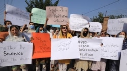 په پېښور کې پر ښځو د تشدد مخنيوي لپاره د شوې مظاهرې يوه برخه - انځور له ارشيفه 