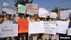 په پېښور کې پر ښځو د تشدد مخنيوي لپاره د شوې مظاهرې يوه برخه - انځور له ارشيفه 