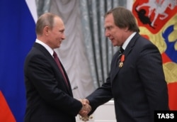 Vladimir Putin (left) with the musician Sergei Roldugin in 2016.