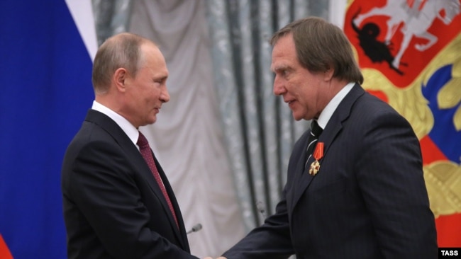 Presidenti rus, Vladimir Putin dhe violonçelisti Sergei Roldugin.