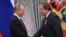 Руският президент Владимир Путин (вляво) награждава артистичния директор на Дома на музиката в Санкт Петербург Сергей Ролдугин по време на церемония в Кремъл в Москва, Русия, 22 септември 2016 г. 
